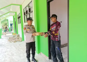 Jum’at Berkah,Polsek Belitang II Berbagi Nasi Kotak  Kepada Pekerjaan Tukang Bangunan