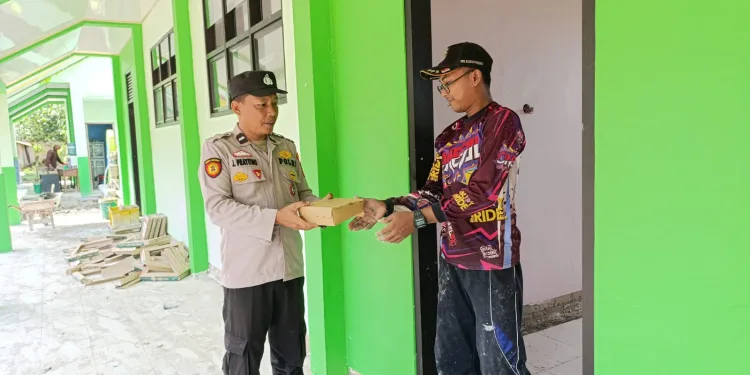 Jum’at Berkah,Polsek Belitang II Berbagi Nasi Kotak Kepada Pekerjaan Tukang Bangunan