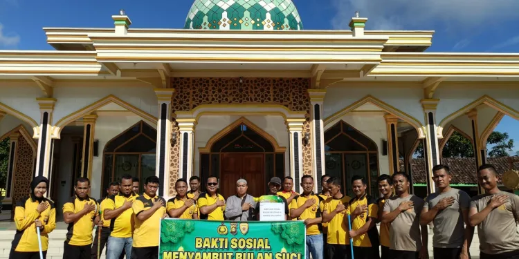 Polsek Belitang III Gelar Bakti Sosial dan Bersih-Bersih Masjid Sambut Bulan Suci Ramdhan 1446 H