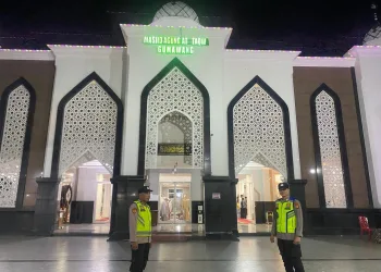 Ciptakan Harkamtibmas di Bulan Suci Ramdhan, Personil Polsek Belitang 1 Lakukan Pengamanan  Sholat Tarawih di Masjid