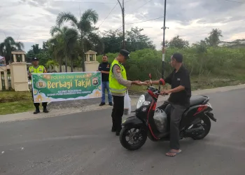 Jelang Berbuka Puasa, Personil Polsek Belitang III Berbagi Takjil Kepada  Para Pengendara Jalan