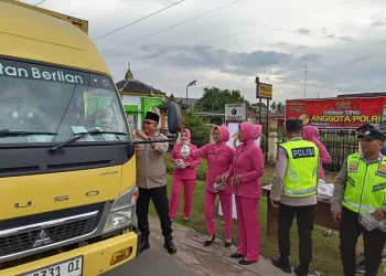 IPTU Dian Bersama Personil Polsek Belitang III dan Bhayangkari Berbagi Takjil Jelang Berbuka Puasa