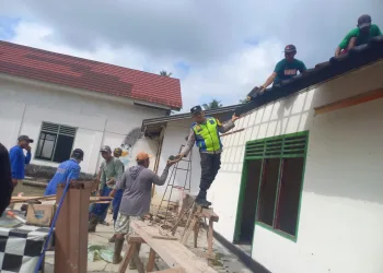 Jalin Kebersamaan Dengan Warga, Bhabinkamtibmas Polsek Belitang III Ikut Gotong Royong Kerja Bakti Pembangunan di Desa Binaan