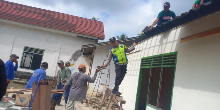Jalin Kebersamaan Dengan Warga, Bhabinkamtibmas Polsek Belitang III Ikut Gotong Royong Kerja Bakti Pembangunan di Desa Binaan