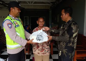 Polsek Belitang III Salurkan Bantuan Sosial dari Kapolres OKU Timur Kepada Warga Kurang Mampu