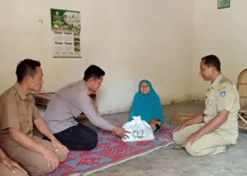Peduli Warga Kurang Mampu,Polsek Belitang III Salurkan Bantuan Sosial dari Kapolres OKU Timur