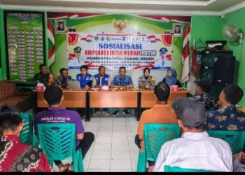 Bhabinkamtibmas Polsek Belitang 1 Brigadir Tri Novia Hadiri Giat Sosialisasi Pembentukan  Koperasi Merah Putih di Desa Karang Kemiri