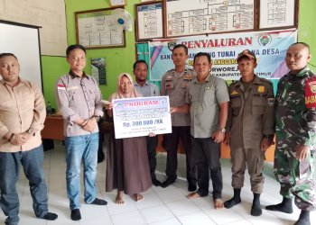 Bhabinkamtibmas Kawal Penyaluran BLT Dana Desa di Purworejo, Bantu Ekonomi Keluarga Kurang Mampu