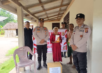 Polsek Belitang III Gelar Jumat Berkah Bagikan Sembako Kepada Warga Kurang Mampu
