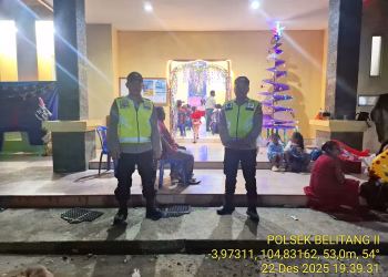 Personil Polsek Belitang II Lakukan Pengamanan Ibadah Natal di Gereja GMI Betesda OKU TIMUR.   